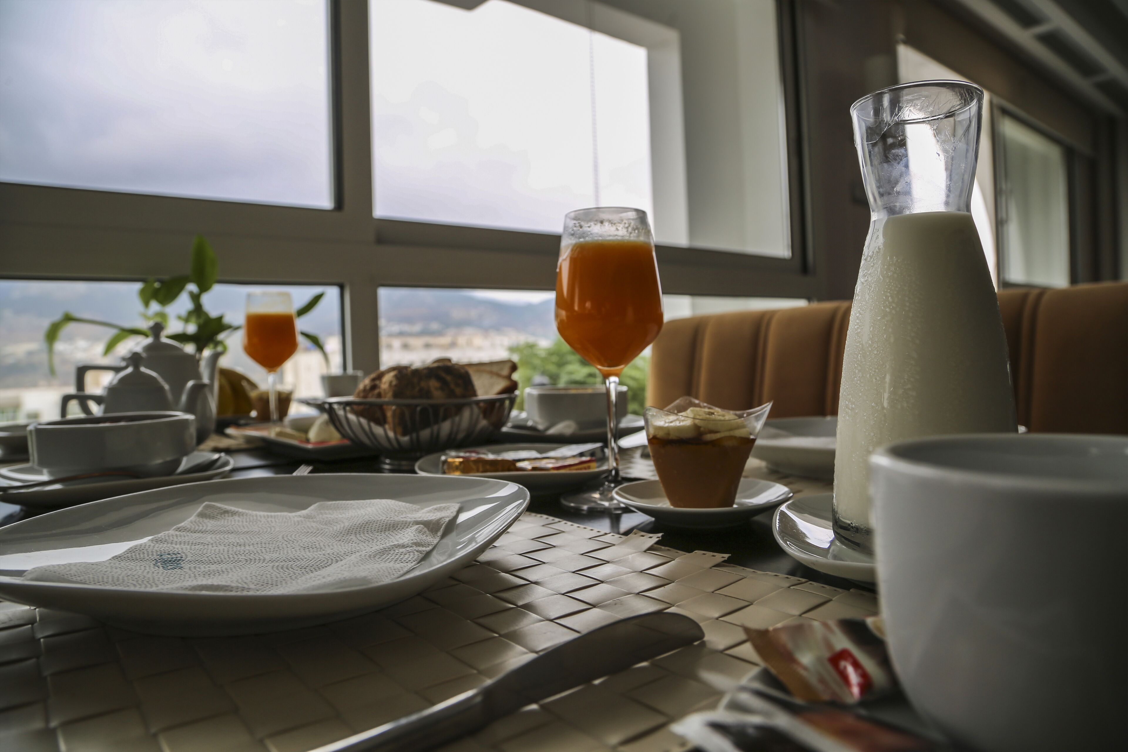 breakfast, lunch, dinner served; international cuisine