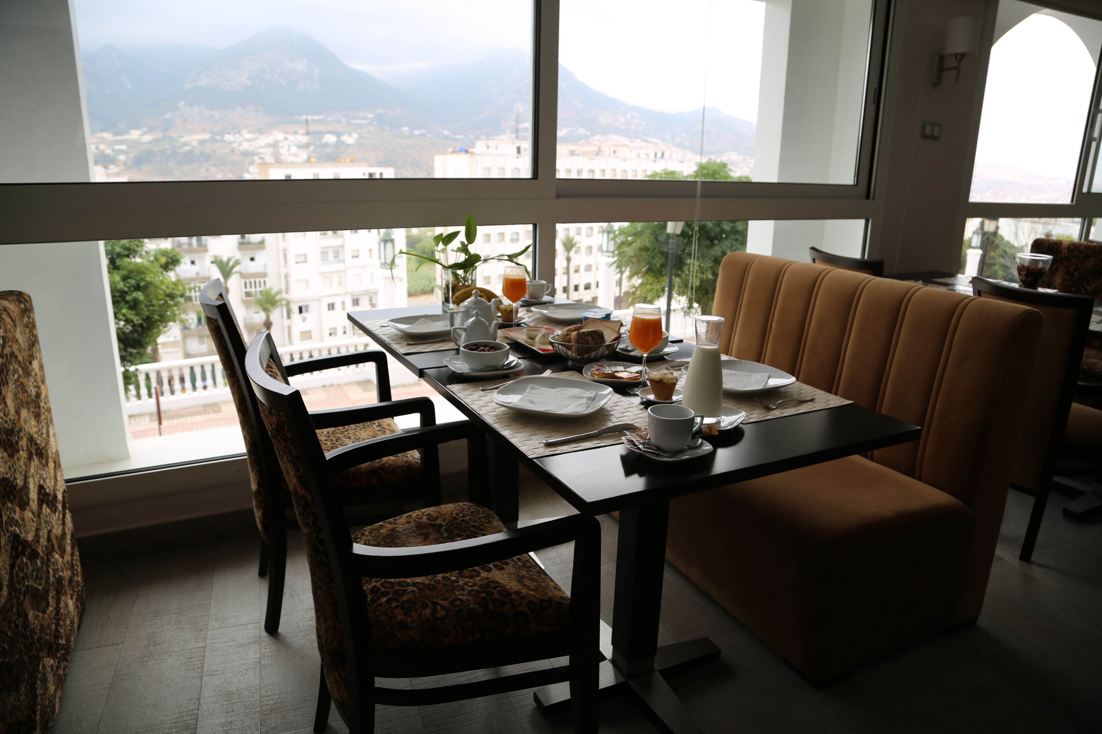 Café da manhã, almoço e jantar; culinária internacional 
