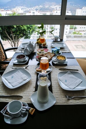Se sirven desayunos, comidas, cenas y cocina internacional
