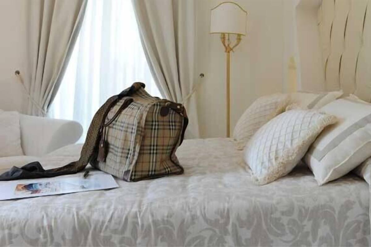 Deluxe kamer | Luxe beddengoed, een kluis op de kamer, een bureau, babybedden