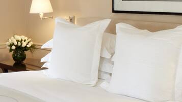 Kamar Double atau Twin Klasik | Seprai premium, brankas, dan meja kerja