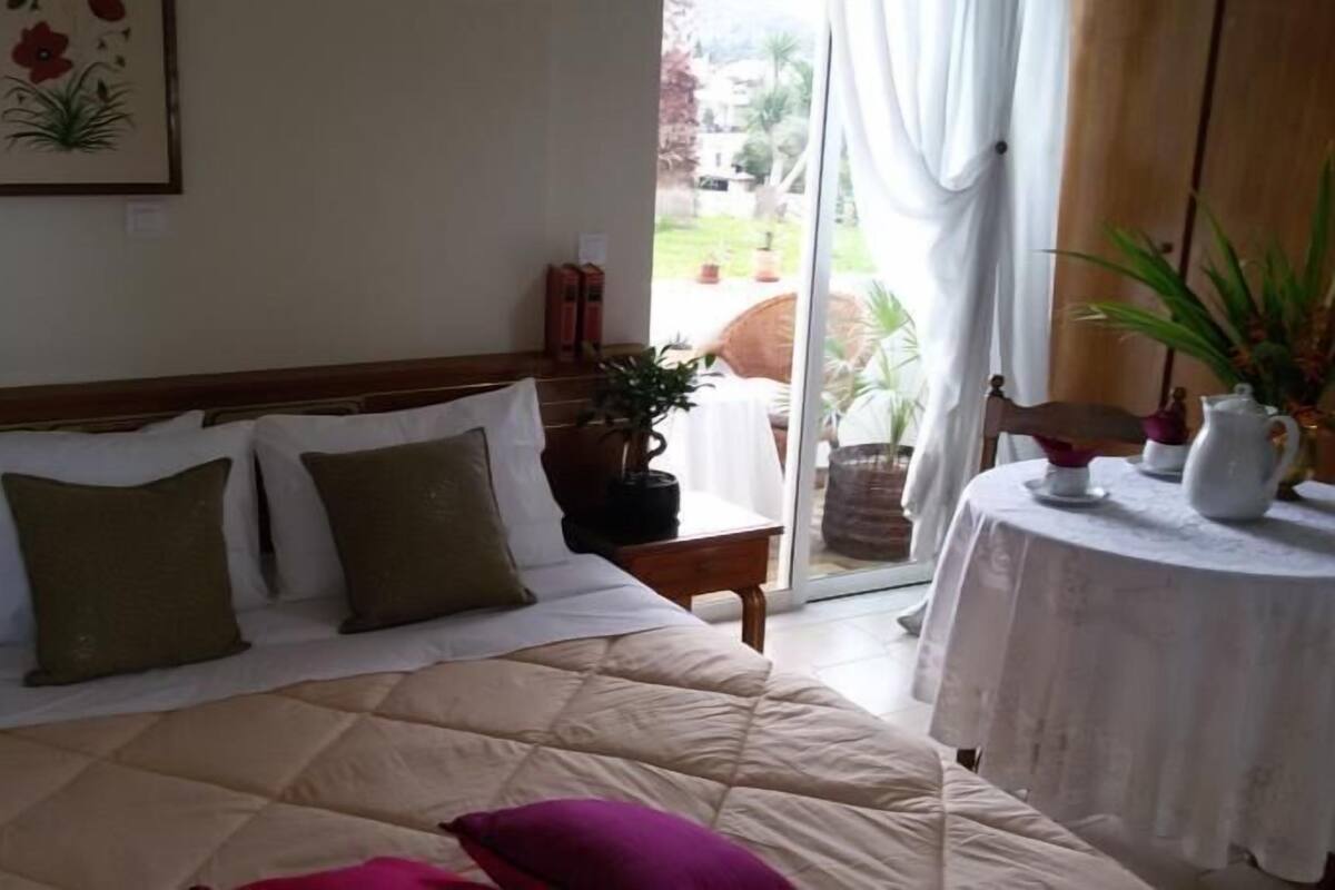 Studio | Iron/ironing board (on request), cribs (free), WiFi (free), bed sheets