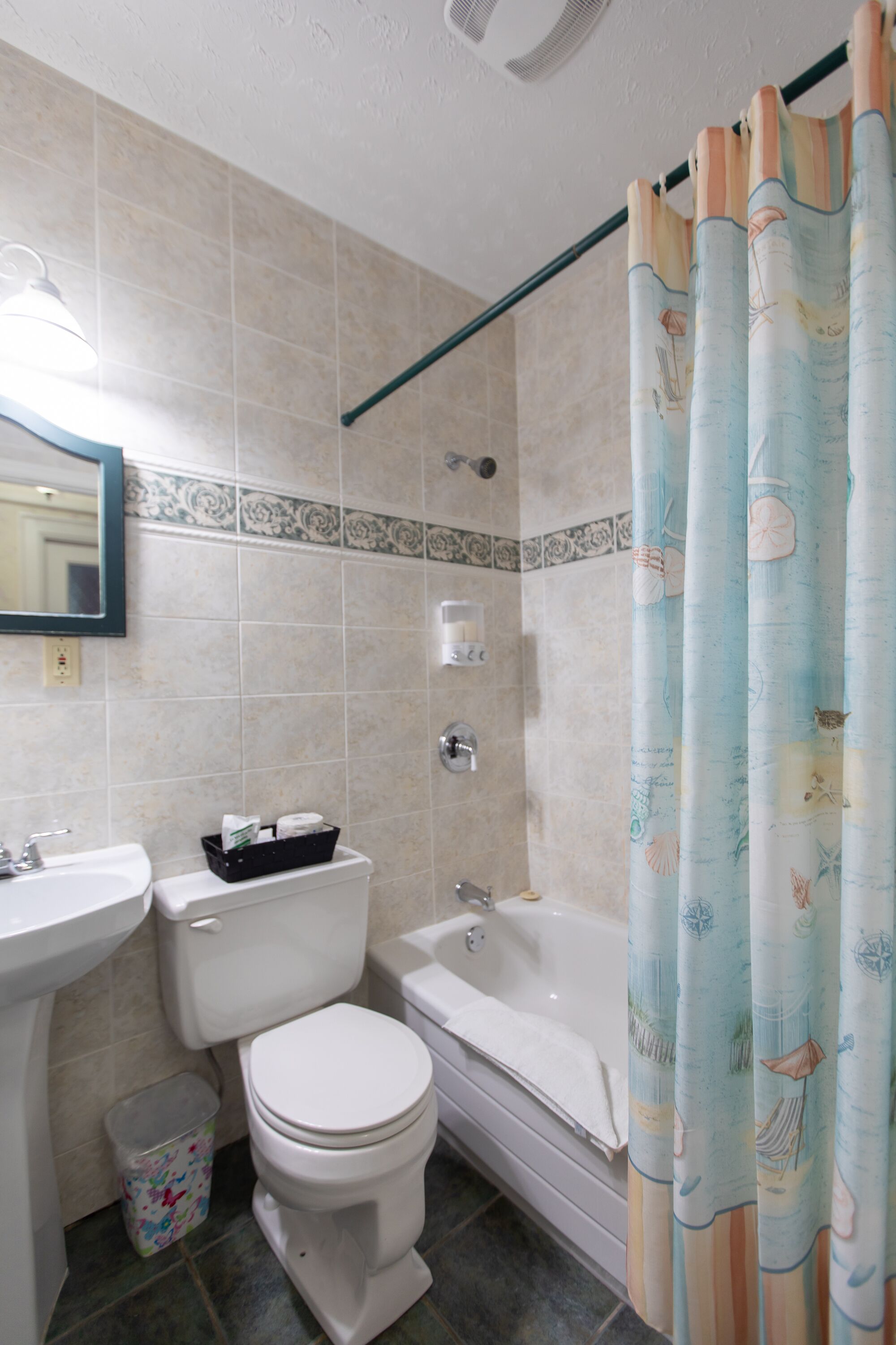 Un baño con inodoro, lavamanos y bañera.