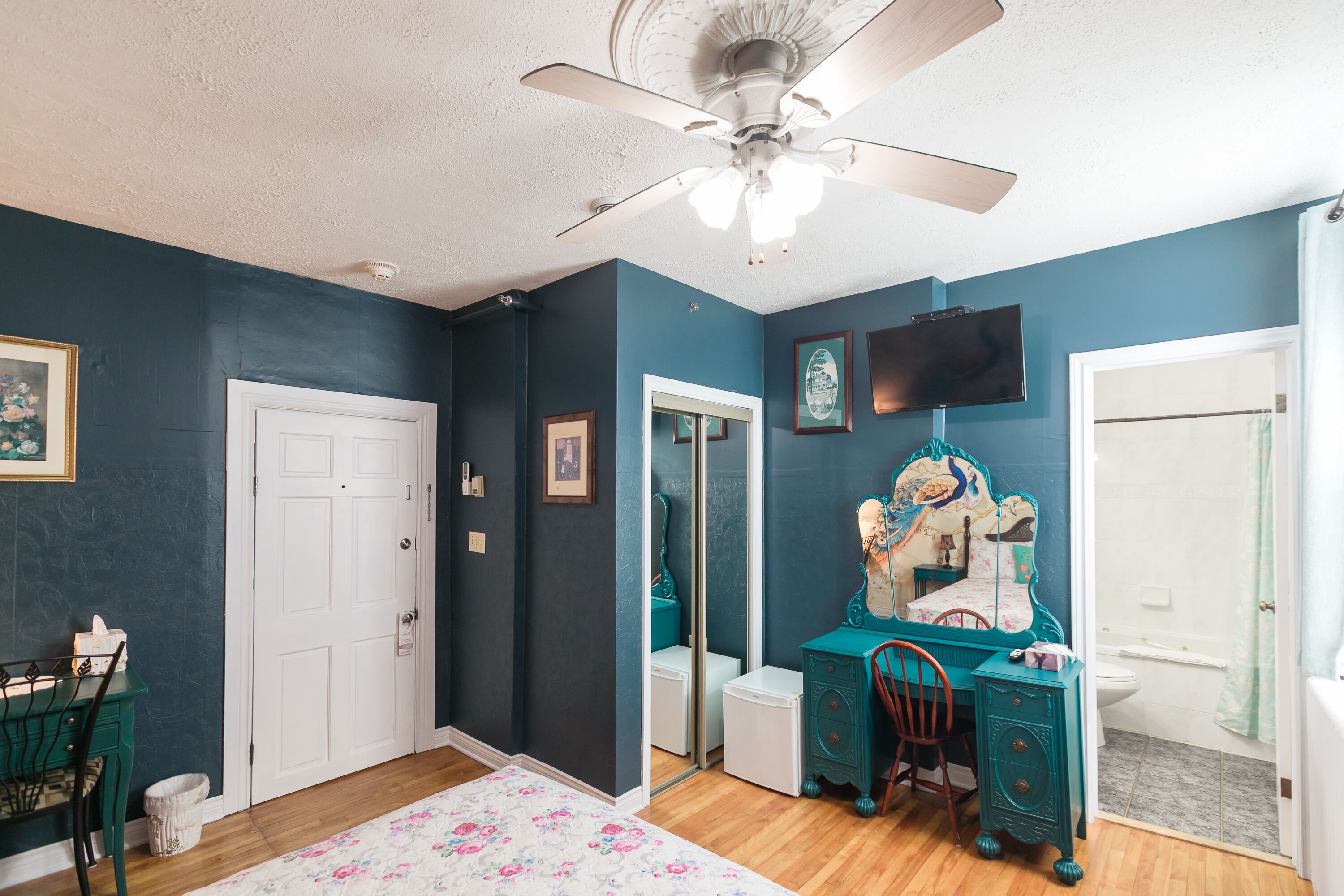 double room, 1 queen bed, jetted tub | individually decorated, desk, iron/ironing board, free wifi