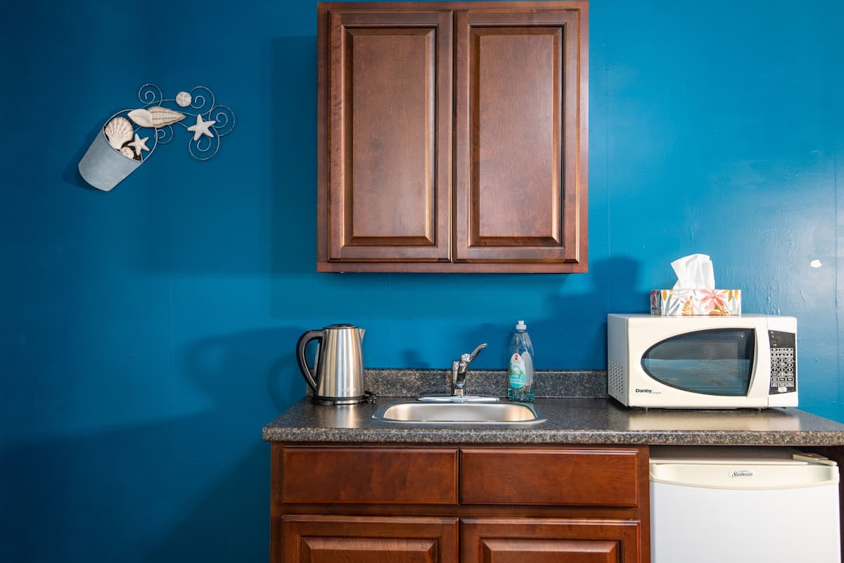 suite, 1 queen bed, kitchenette (5) | private kitchen | fridge, coffee/tea maker