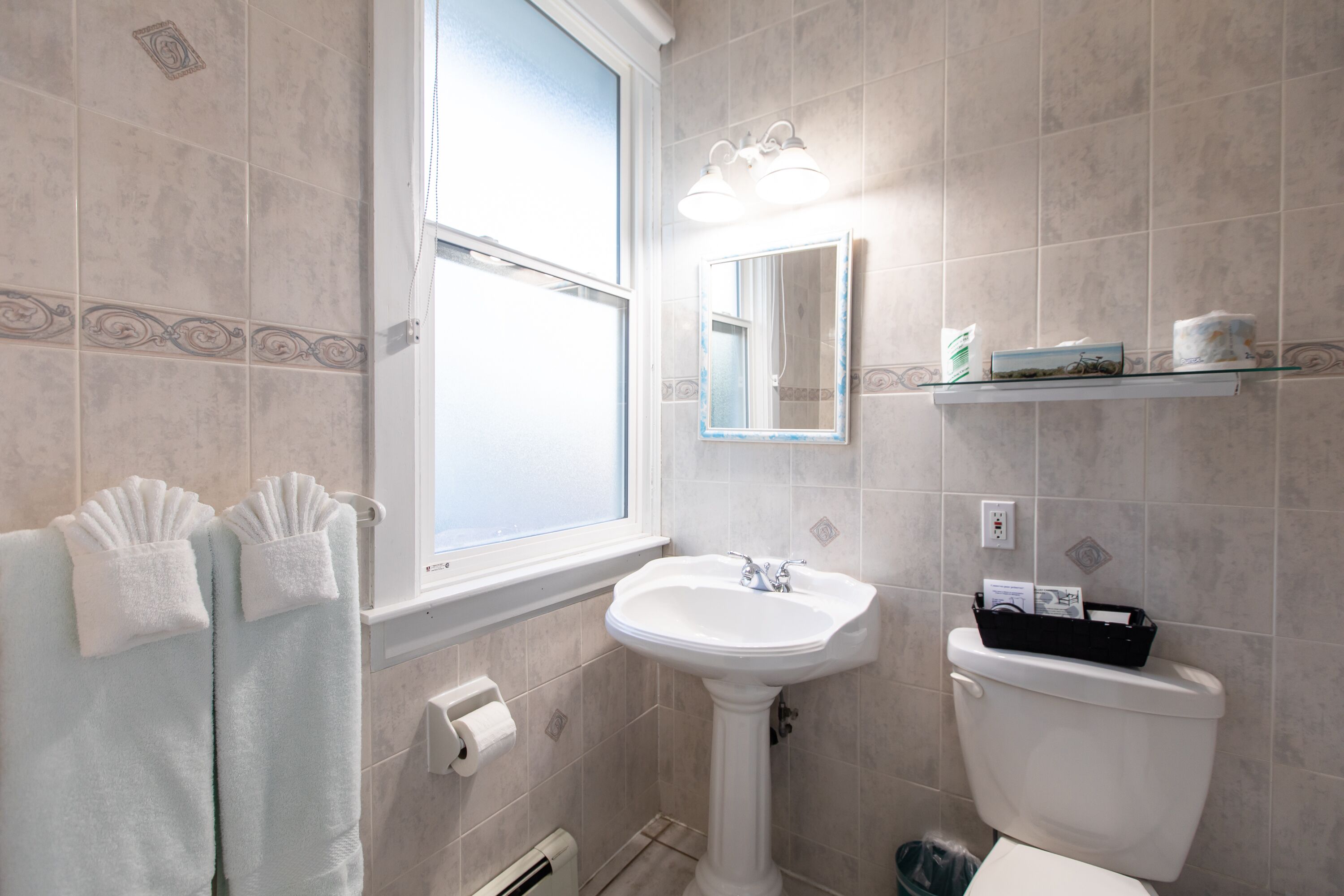 double room, 1 queen bed | bathroom | combined shower/bathtub, free toiletries, hair dryer, towels