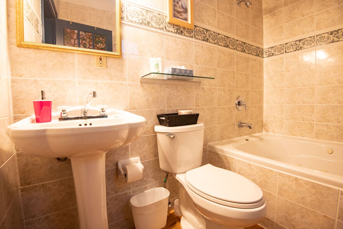 deluxe suite, 1 queen bed, kitchenette (8) | bathroom | combined shower/bathtub, free toiletries, hair dryer, towels