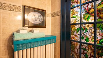 Suite Deluxe, 1 grand lit, coin cuisine (8) | Salle de bain | Ensemble douche/baignoire, articles de toilette gratuits, sèche-cheveux
