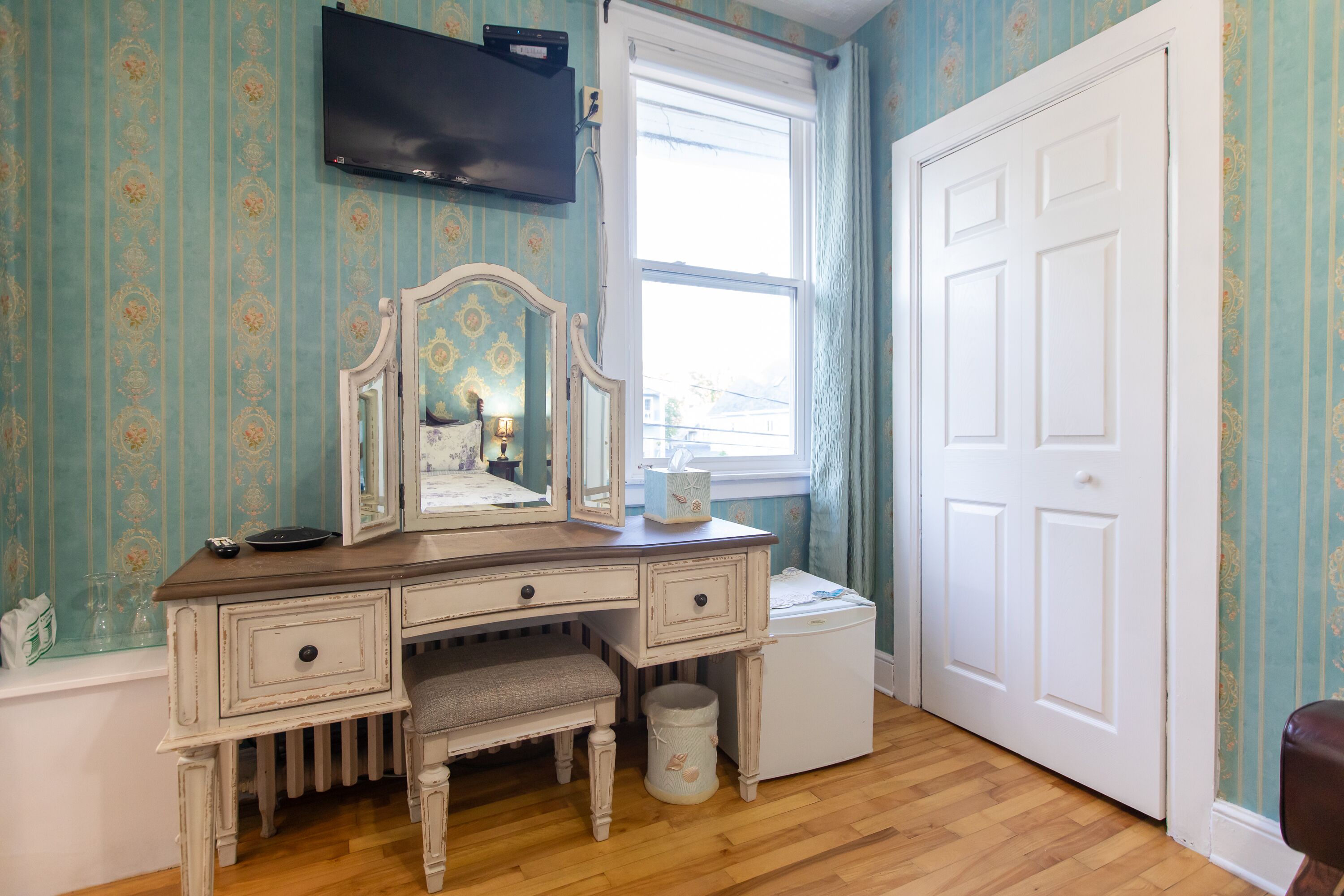 room, 1 queen bed (3) | room amenity