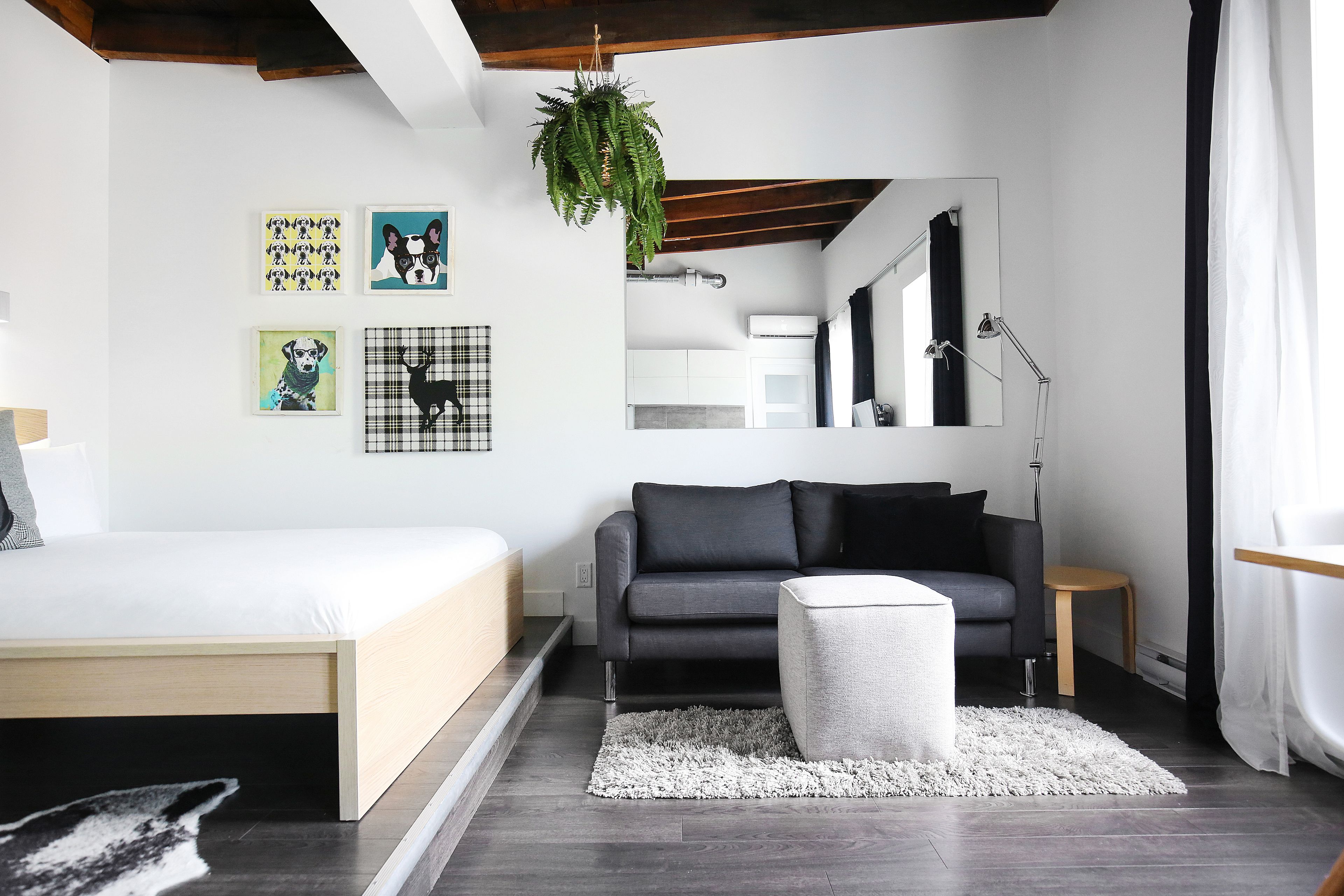 classic apartment | living area | flat-screen tv