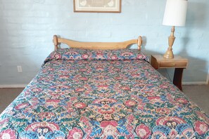 Room, 1 Queen Bed | Iron/ironing board, free WiFi