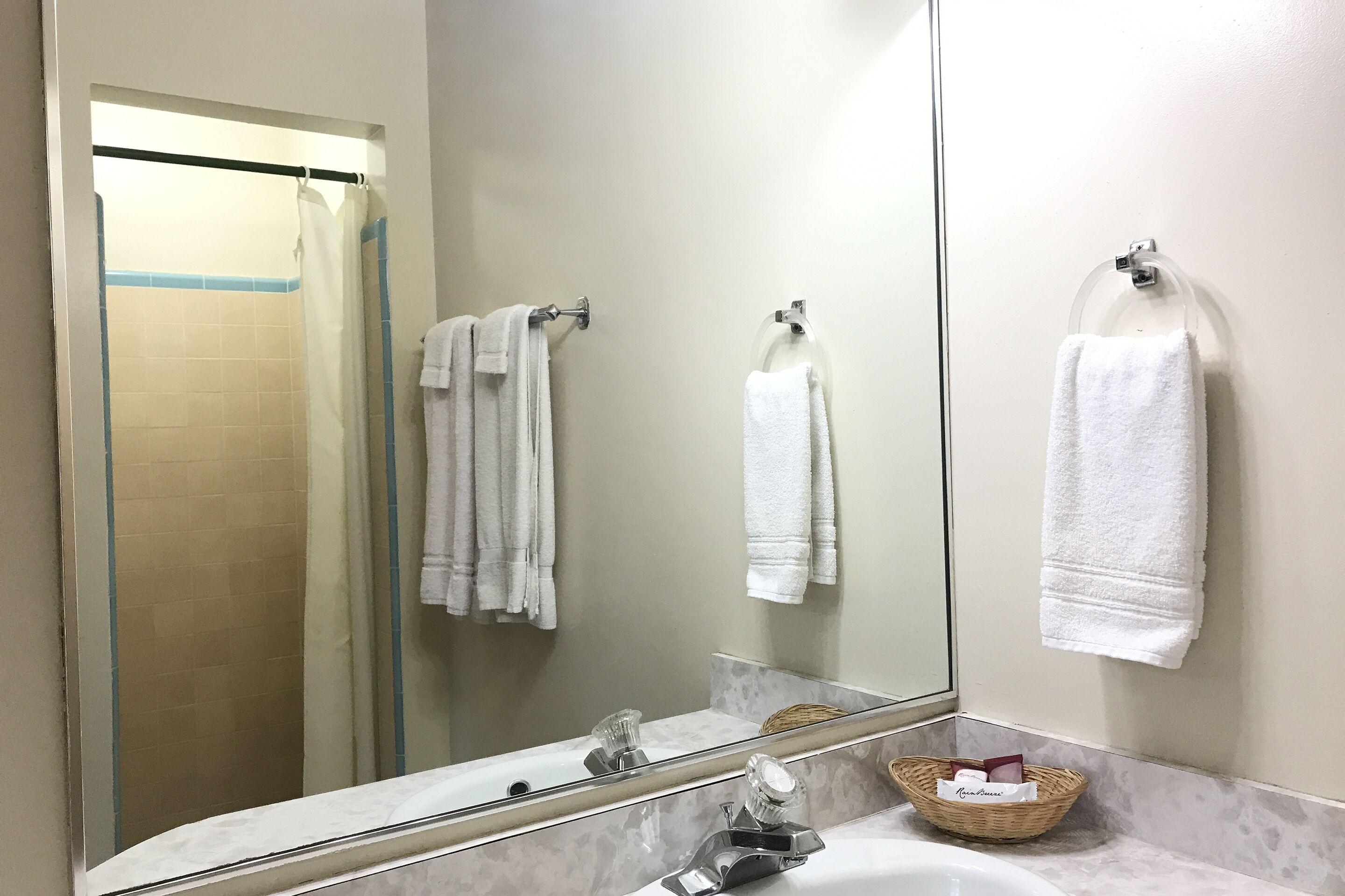 Chambre, 2 grands lits | Commodités de la salle de bain | Articles de toilette (gratuits), séchoir à cheveux, serviettes fournies