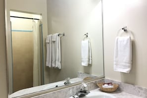 Værelse - 2 queensize-senge | Faciliteter på badeværelset | Gratis toiletartikler, hårtørrer, håndklæder, Sæbe