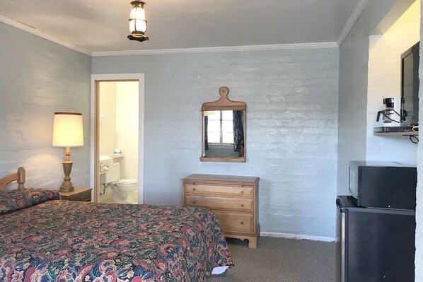 Room, 1 Queen Bed | Iron/ironing board, free WiFi