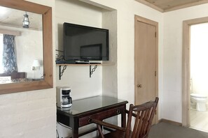 32-inch flat-screen TV with satellite channels, TV - Hotel Lovelock NV I-80 (Lovelock)