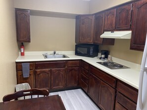Comfort Suite, 1 Bedroom, Accessible, Kitchen | Private kitchen | Full-size fridge, microwave, stovetop, coffee/tea maker - Royal Inn (Lovelock)