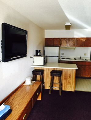 Comfort Suite, 1 Bedroom, Kitchen | Private kitchen | Full-size fridge, microwave, stovetop, coffee/tea maker - Royal Inn (Lovelock)