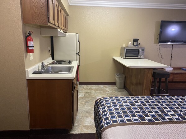 Family Suite, 2 Queen Beds, Kitchen | Private kitchen | Full-size fridge, microwave, stovetop, coffee/tea maker - Royal Inn (Lovelock)