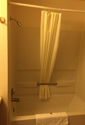 Combined shower/bathtub, deep-soaking bathtub, free toiletries - Royal Inn (Lovelock)