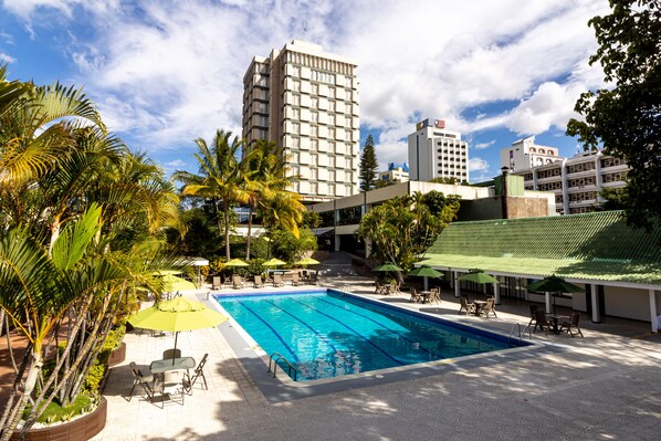 Outdoor pool, pool umbrellas, sun loungers