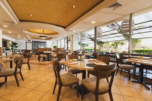 供应早餐、午餐和晚餐，国际美食