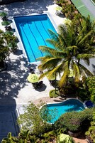 室外游泳池，池畔遮阳伞，日光浴躺椅