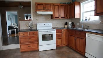 Rumah Eksekutif, 4 kamar tidur (Home Place) | Dapur pribadi | Lemari es besar, microwave, kompor, dan mesin pembuat kopi/teh
