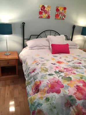 Deluxe Cottage, 1 Bedroom, Ocean View | Peralatan tempat tidur premium, seterika/papan seterika 