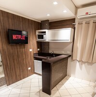 Deluxe Quadruple Room | Hypo-allergenic bedding, pillowtop beds, minibar, desk