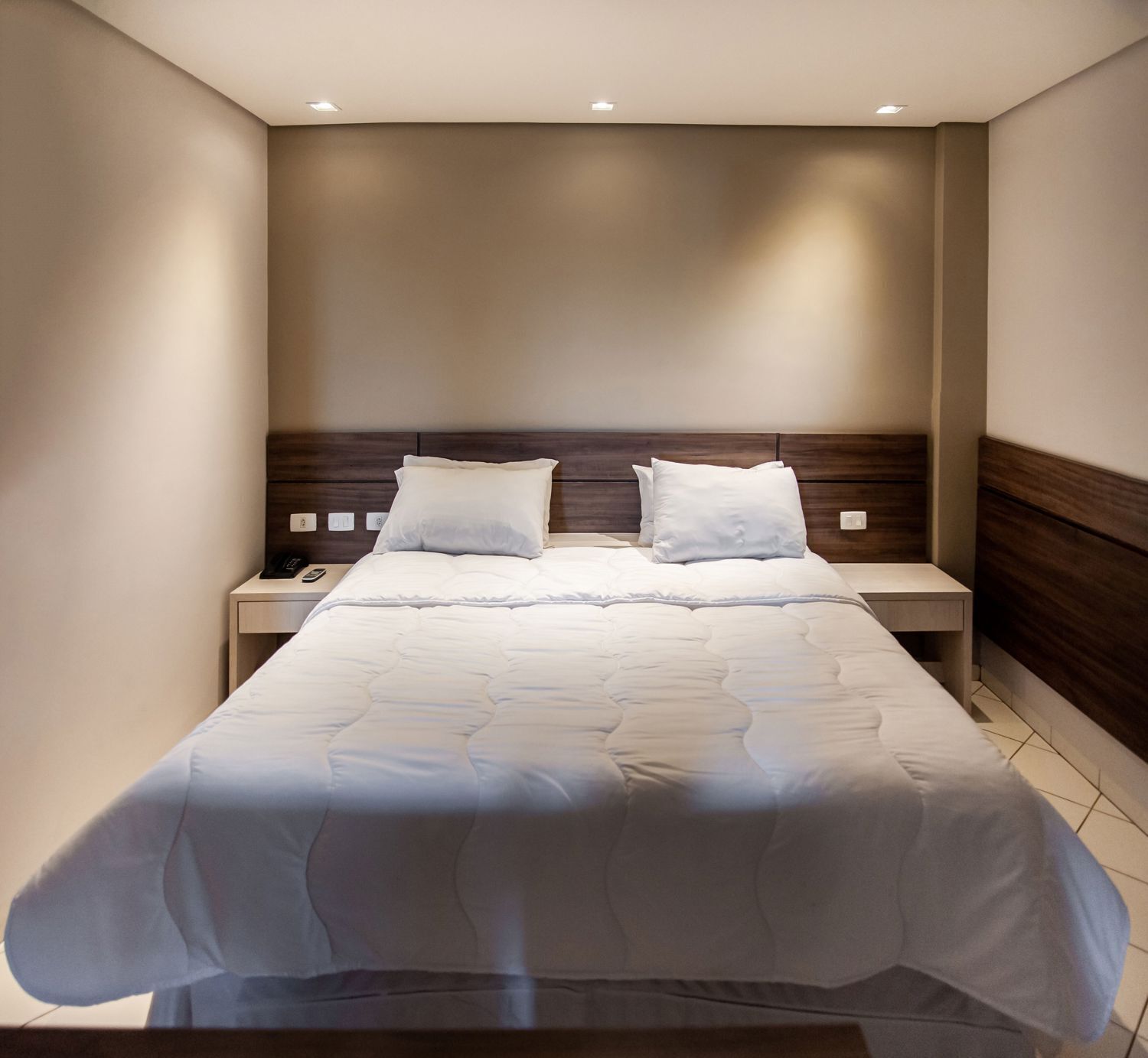 Ropa de cama hipoalergénica, colchones con pillow-top y minibar 