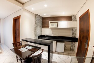 Ropa de cama hipoalergénica, colchones con pillow-top y minibar 