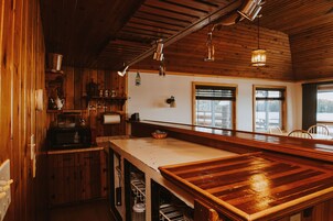 传统开间套房, 湖景 | 私人厨房 | 大冰箱、微波炉、炉 灶、茶具/咖啡用具