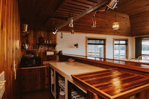 Traditional Studio Suite, 1 Bedroom, Lake View | Private kitchen