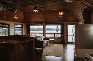 传统开间套房, 湖景 | 起居区 | 32-英寸纯平电视 （配备卫星频道）、电视