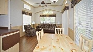Cottage, 2 Bedrooms, Kitchen, Lake View (Cottage 806) | Ruang tamu | TV