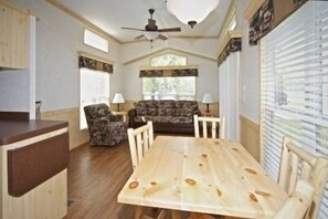 Cottage, 2 kamar tidur, dapur, pemandangan danau (Cottage 806) | Area keluarga | TV