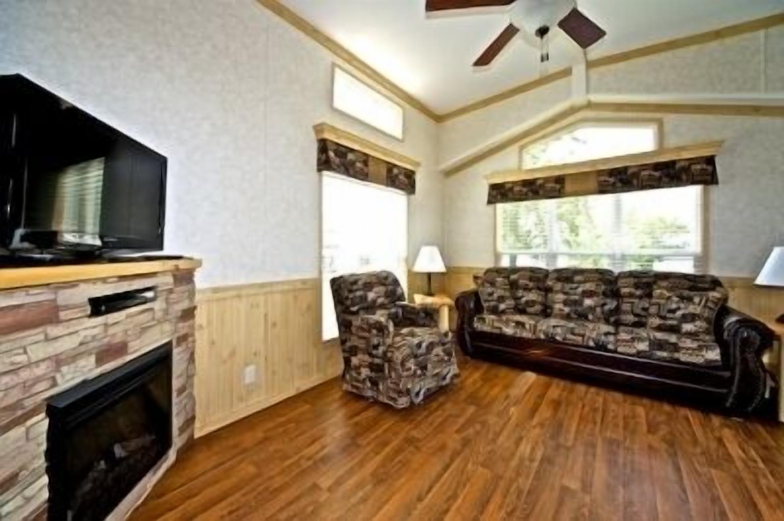 Cottage, 2 phòng ngủ, Bếp, Quang cảnh hồ (Cottage 806) | Phòng khách | TV 