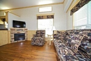 Cottage, 2 slaapkamers, keuken, uitzicht op meer (Cottage 806) | Woonkamer | Een televisie