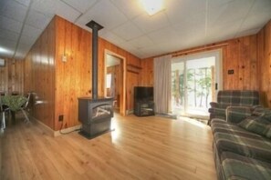 Cottage, 3 slaapkamers, keuken, uitzicht op meer (Cottage 3) | Woonruimte | Een televisie