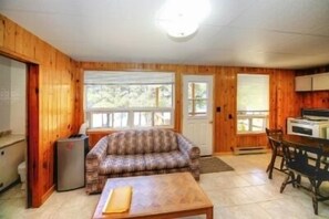 Cottage, 3 slaapkamers, keuken, uitzicht op meer (Cottage 1) | Woonruimte | Een televisie