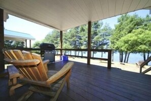 Cottage, 3 kamar tidur, dapur, pemandangan danau (Cottage 2) | Teras/patio
