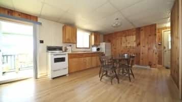 Cottage, 4 kamar tidur, dapur, pemandangan danau (Cottage 6) | Makan di kamar