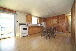 Cottage, 4 Bedrooms, Kitchen, Lake View (Cottage 6) | In-room dining