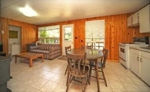 Cottage, 3 Bedrooms, Kitchen, Lake View (Cottage 1) | Ruang tamu | TV 