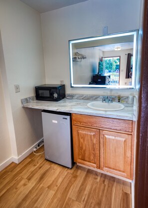 Combined shower/bathtub, free toiletries, towels - Budget Inn Motel (The Dalles)