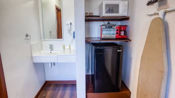 Bañera con ducha, artículos de tocador gratuitos, toallas