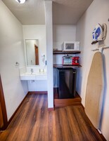 Bañera con ducha, artículos de tocador gratuitos, toallas