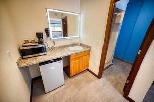 Bañera con ducha, artículos de tocador gratuitos, toallas