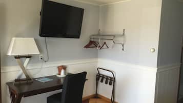Habitación clásica, 1 cama de matrimonio grande | Escritorio, wifi gratis, ropa de cama