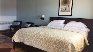 Habitación clásica, 1 cama King size | Escritorio, wifi gratis y ropa de cama